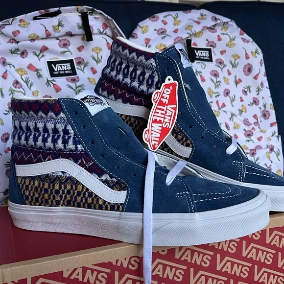 Vans Men’s Sk8-Hi
Fair Isle Blue/Multi
VN0A7Q5NBER
Sneakers - Picture 6 of 16